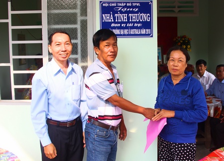 Đại diện Hội chữ Thập đỏ TP Vĩnh Long và Công ty CP Du lịch Cửu Long trao tặng nhà tình thương cho bà Đỗ Thị Dung 