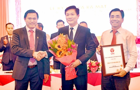 Ông Trần Anh Tú- Tân Chủ tịch PVF (bìa phải) tặng hoa và bảng danh vị đến nhà tài trợ bóng thi đấu và trang phục trọng tài tại mùa giải 2018.