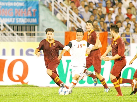 Sân Vận động Thống Nhất (TP Hồ Chí Minh) từng tổ chức nhiều giải đấu cấp quốc tế. Trong ảnh: Trận đấu giữa U19 Hoàng Anh Gia Lai (áo trắng) với U21 AS Roma (Ý), tại Giải Cúp quốc tế tháng 1/2014. 