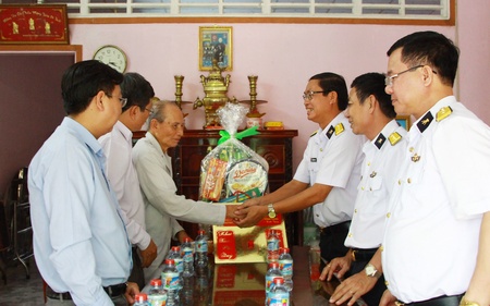 Đoàn đến thăm, chúc tết ông Trần Mộng 89 tuổi, là nghệ nhân ưu tú, nguyên Trưởng đoàn văn công Cửu Long.