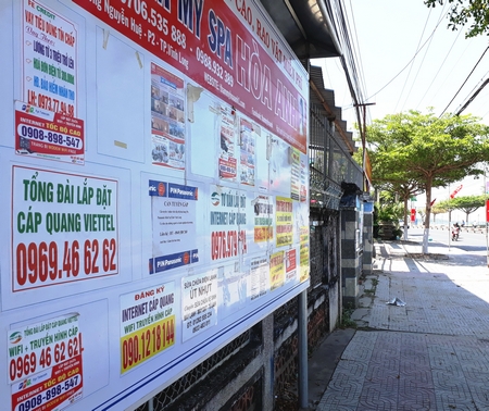 Một bảng thông tin, rao vặt miễn phí trên đường Phạm Hùng (Phường 9- TP Vĩnh Long).