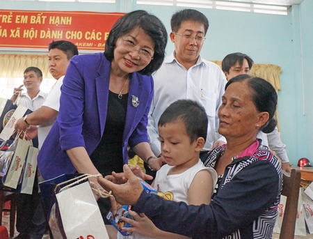 Phó Chủ tịch nước Đặng Thị Ngọc Thịnh trao quà tết cho trẻ em khuyết tật tại Trung tâm Hỗ trợ phát triển giáo dục hòa nhập trẻ khuyết tật tỉnh.