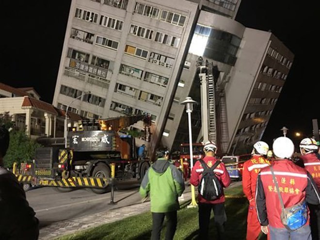 Lực lượng cứu hộ hỗ trợ người dân sơ tán khỏi một tòa nhà sau trận động đất ở Đài Loan đêm 6/2. (Nguồn: EPA/TTXVN)