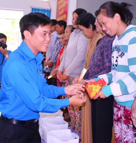  Ông Phan Công Trực- Giám đốc chi nhánh CEP Vĩnh Long trao quà cho khách hàng