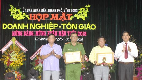 Ủy viên Thường vụ Tỉnh ủy, Bí thư Thành ủy- Hồ Văn Huân (bìa trái) tặng bằng khen cho các tập thể, cá nhân