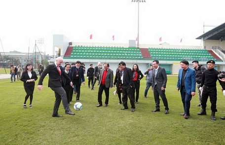 Chủ tịch FIFA- Gianni Infantino chơi bóng tại Trung tâm Đào tạo bóng đá trẻ Việt Nam.