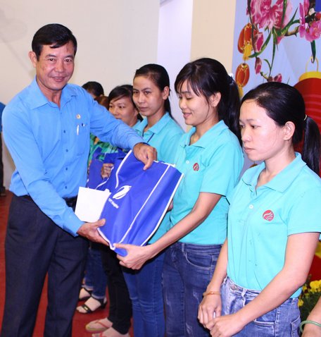 Ông Huỳnh Bá Long- Tỉnh ủy viên, Chủ tịch Liên đoàn Lao động tỉnh- trao quà cho công nhân lao động tại buổi họp mặt “Tết sum vầy” tổ chức tại Nhà văn hóa lao động tỉnh.
