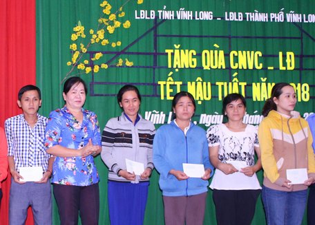 Phó Chủ tịch Thường trực Liên đoàn Lao động tỉnh- Lê Thị Hồng Đào trao quà cho đoàn viên, công nhân, lao động nghèo vui tết.