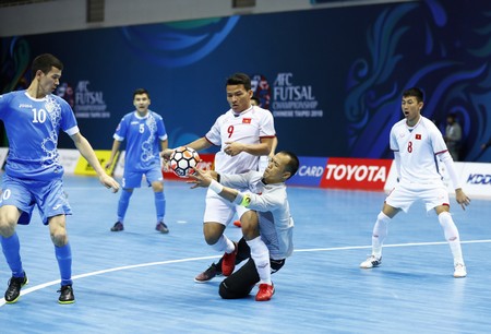  Tình huống hậu vệ và thủ môn Việt Nam mắc sai lầm tạo cơ hội cho Uzbekistan ghi bàn.