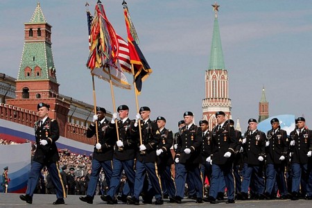 Các lực lượng Mỹ diễu binh kỷ niệm chiến thắng phátxít trên quảng trường Đỏ của Nga năm 2010. (Nguồn: AFP)
