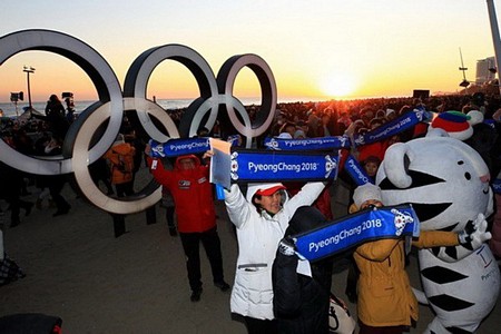 Người dân Hàn Quốc chào mừng Olympic mùa Đông PyeongChang 2018 tại Gangneung. (Ảnh: Yonhap/TTXVN)