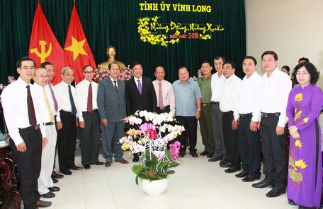 Lãnh đạo tỉnh và các vị mục sư của Hội thánh Tin lành Việt Nam chụp ảnh lưu niệm.