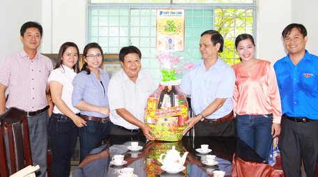 Báo Vĩnh Long cũng gởi lời thăm và chúc tết đến UBND xã Thanh Bình.