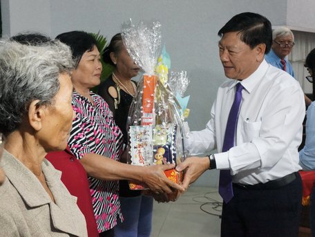 Đồng chí Trần Văn Rón- Ủy viên BCH Trung ương Đảng, Bí thư Tỉnh ủy tặng quà tết cho cán bộ hưu trí.