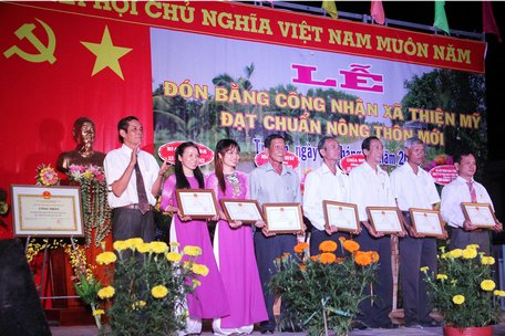 Các cá nhân và tập thể được UBND huyện Trà Ôn tặng giấy khen.