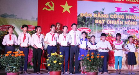Ông Lê Quang Đạo- Ủy viên Thường vụ Tỉnh ủy, Chủ tịch  UBMTTQ Việt Nam tỉnh Vĩnh Long trao xe đạp và học bổng cho học sinh hoàn cảnh khó khăn.