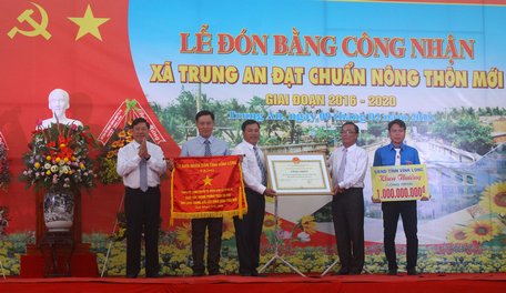 Ông Trần Văn Rón- Ủy viên BCH Trung ương Đảng, Bí thư Tỉnh ủy trao cờ thi đua, bằng công nhận đạt chuẩn NTM và khen thưởng công trình phúc lợi trị giá 1 tỷ đồng cho xã Trung An.