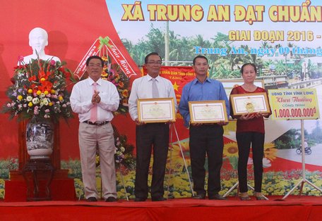 Ông Trần Hoàng Tựu- Tỉnh ủy viên, Phó Chủ tịch UBND tỉnh trao bằng khen của UBND tỉnh cho 3 cá nhân xuất sắc.