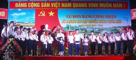 Dịp này, Phó Chủ tịch UBND tỉnh- Trần Hoàng Tựu đã vận động Công ty CP Công nghiệp xây lắp 3 tặng 20 phần quà cho học sinh nghèo (1 triệu đồng/phần).