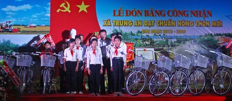 Ông Lê Văn Hậu- Phó Chủ tịch thường trực Liên hiệp các tổ chức hữu nghị tỉnh trao tặng 20 xe đạp cho học sinh nghèo xã Trung An.