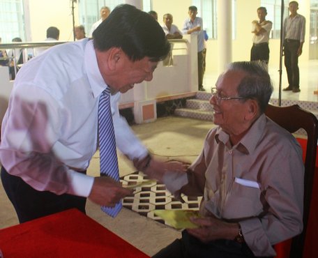  Bí thư Tỉnh ủy- Trần Văn Rón thăm hỏi, tặng quà cho ông Hồ Văn Ân.