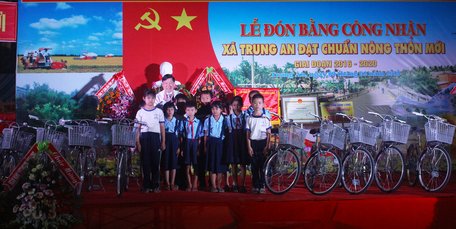 Học sinh xã Trung An nhận xe đạp do Bí thư Tỉnh ủy- Trần Văn Rón trao tặng.