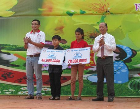 Đồng chí Trương Văn Sáu- Phó Bí thư Thường trực Tỉnh ủy, Chủ tịch HĐND tỉnh trao nhà nhân ái cho thiếu nhi nghèo