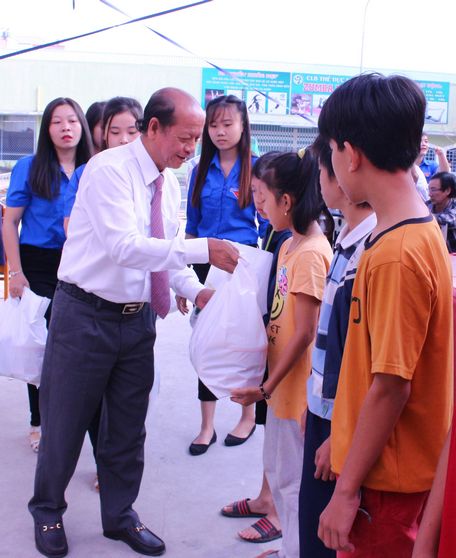 Đồng chí Trương Văn Sáu- Phó Bí thư Thường trực Tỉnh ủy, Chủ tịch HĐND tỉnh trao quà cho trẻ em lao động sớm