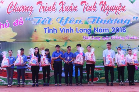 Tỉnh ủy viên, Bí thư Tỉnh Đoàn- Nguyễn Huỳnh Thu trao quà cho học sinh có hoàn cảnh khó khăn