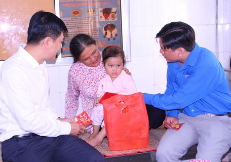 Anh Bùi Văn Chiều- Phó Bí thư Thường trực Tỉnh Đoàn thăm, tặng quà cho thiếu nhi đang điều trị bệnh tại Bệnh viện Đa khoa tỉnh