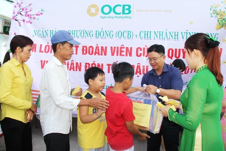Lãnh đạo Ngân hàng OCB chi nhánh Vĩnh Long trao quà tết cho bà con 