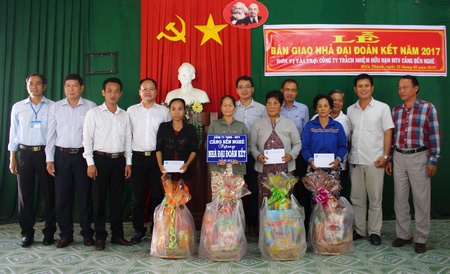  Công ty TNHH 1TV Cảng Bến Nghé cùng chính quyền địa phương trao quà cho các hộ dân.