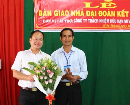 Đại diện UBND xã Hiếu Thành tặng hoa cảm ơn cho đại diện Công ty TNHH 1TV Cảng Bến Nghé.