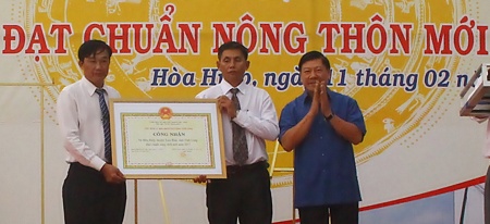 Ông Trần Văn Rón- Ủy viên BCH Trung ương Đảng, Bí thư Tỉnh ủy trao bằng công nhận xã đạt chuẩn nông thôn mới cho địa phương