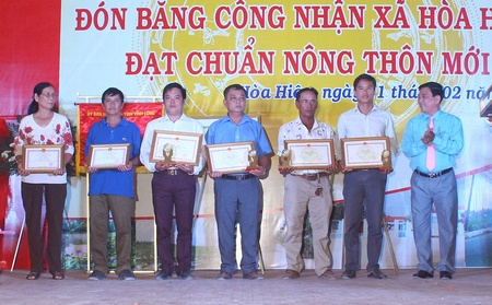 Ông Trần Hoàng Tựu- Tỉnh ủy viên, Phó Chủ tịch UBND tỉnh trao bằng khen của UBND tỉnh cho các cá nhân xuất sắc.
