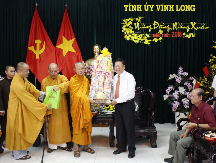 Đại diện Ban Trị sự Giáo hội Phật giáo Việt Nam tỉnh tặng quà tết cho lãnh đạo tỉnh