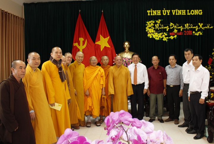 Lãnh đạo tỉnh và Ban Trị sự Giáo hội Phật giáo Việt Nam tỉnh chụp ảnh lưu niệm