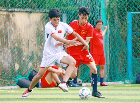Pha tranh bóng trong trận tranh hạng ba, TTYT TX Bình Minh (áo đỏ) thắng BV Tâm thần 6-0.