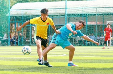 Pha tranh bóng của Thanh Tân (Công ty CP Dược phẩm OPC, áo vàng) trong trận chung kết Sở Y tế.