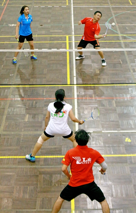 Trận chung kết môn cầu lông, Thanh Tuấn/Tuyết Dung (góc xa) thắng Lâm Nguyễn/Tố Quyên (cùng của BVĐK tỉnh).