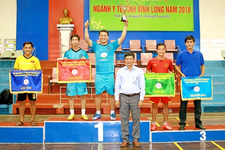 Ông Nguyễn Công Tuấn- Phó Giám đốc Sở Y tế trao thưởng cho đại diện các đội bóng đá giành thành tích tại hội thao.