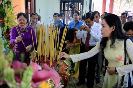 Đại biểu thắp hương tại Khu lưu niệm cố Thủ tướng Chính phủ Võ Văn Kiệt.