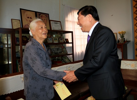 Bí thư Tỉnh ủy- Trần Văn Rón- thăm hỏi, chúc tết bà Nguyễn Hồng Nga.