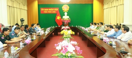 Quang cảnh buổi gặp gỡ giữa lãnh đạo 2 tỉnh Vĩnh Long- Banteay Meanchey dịp đầu năm mới.