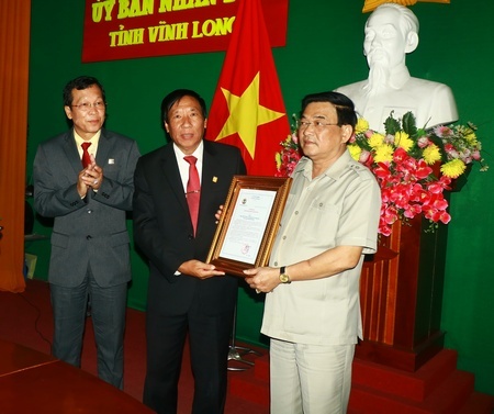 Ngài Suon Sothy- Thành viên Hội đồng tỉnh Banteay Meanchey trao thư chúc tết của tỉnh đến ông Trần Hoàng Tựu- Phó Chủ tịch UBND tỉnh.