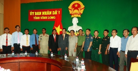 Đoàn lãnh đạo tỉnh Banteay Meanchey- Vương quốc Campuchia chụp ảnh lưu niệm cùng đại diện lãnh đạo UBND tỉnh và các sở, ban ngành tỉnh.