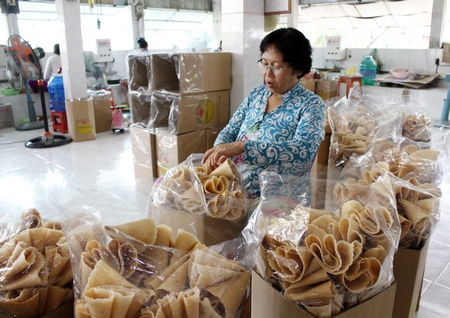 Cô Lê Thị Chính- vợ chú Tư Hớn- đã 40 năm gắn bó với nghề làm bánh.