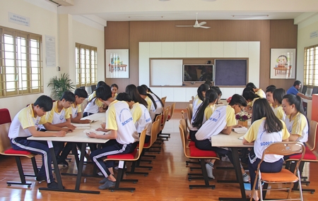 Các em học sinh Trường THPT Song Phú đọc sách trong thư viện hiện đại, tiện nghi.