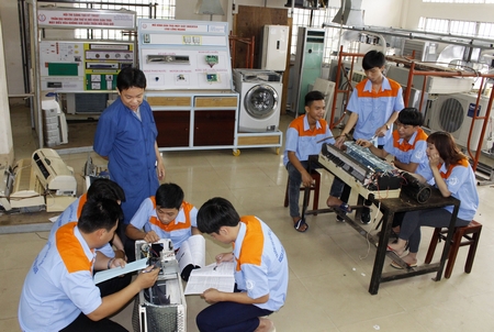 Trường Cao đẳng Nghề Vĩnh Long chú trọng đào tạo nghề gắn với việc làm.