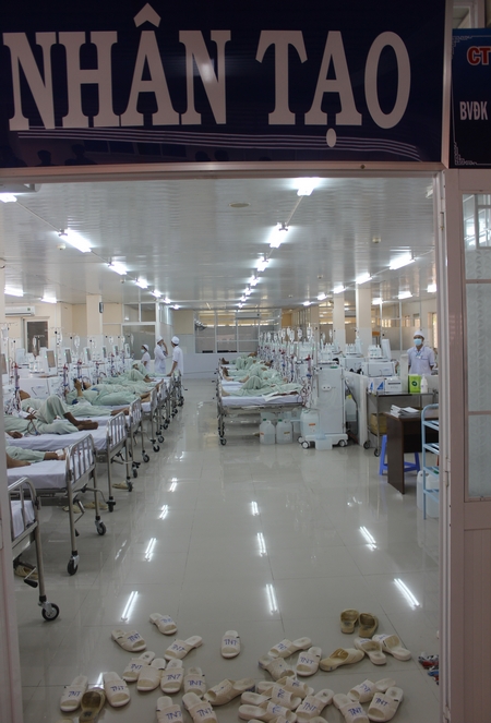 Người dân thụ hưởng chăm sóc, điều trị bệnh ngày càng đầy đủ và hiện đại hơn. Trong ảnh: Phòng Chạy thận nhân tạo tại Trung tâm Y tế TP Vĩnh Long.